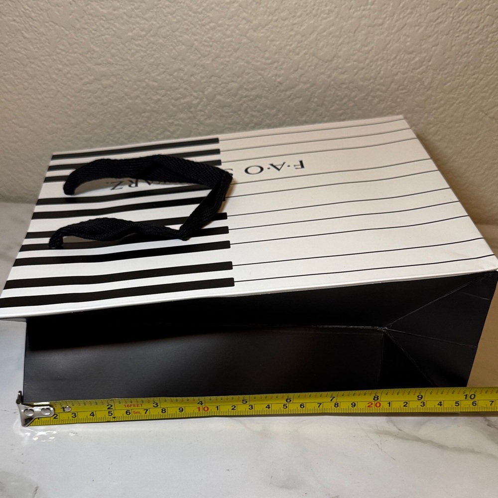 FAO Schwarz Black and White Piano Shopping Bags. Set of 4 - Picture 6 of 10